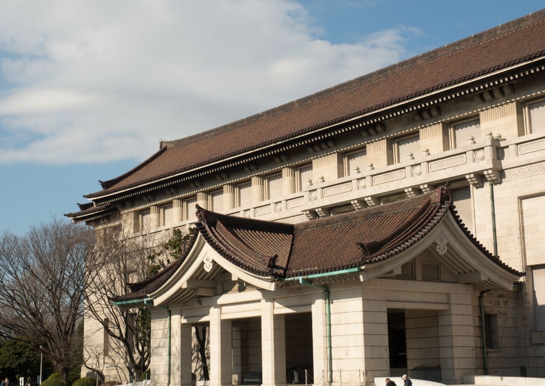 Fachada del Museo Nacional de Tokio con arquitectura tradicional japonesa