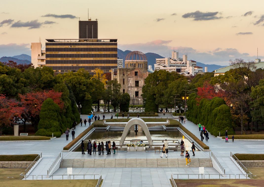 Vista del Parque Memorial de la Paz de Hiroshima con el Domo de la Bomba Atómica al fondo