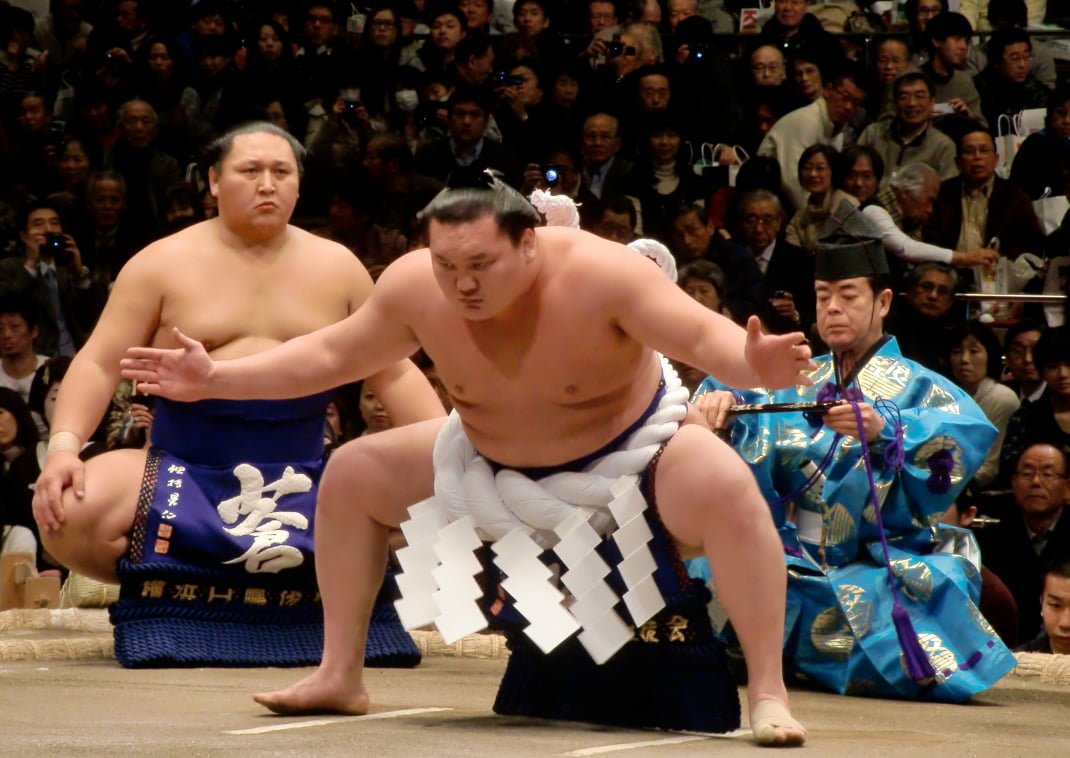 Luchadores de sumo peleando en Tokio