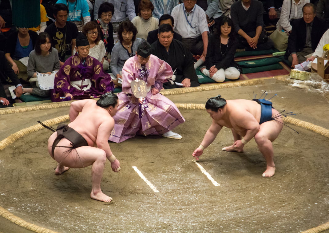 Hakuho a punto de empezar un combate de sumo en 2014 Viviendo la vida del luchador de sumo