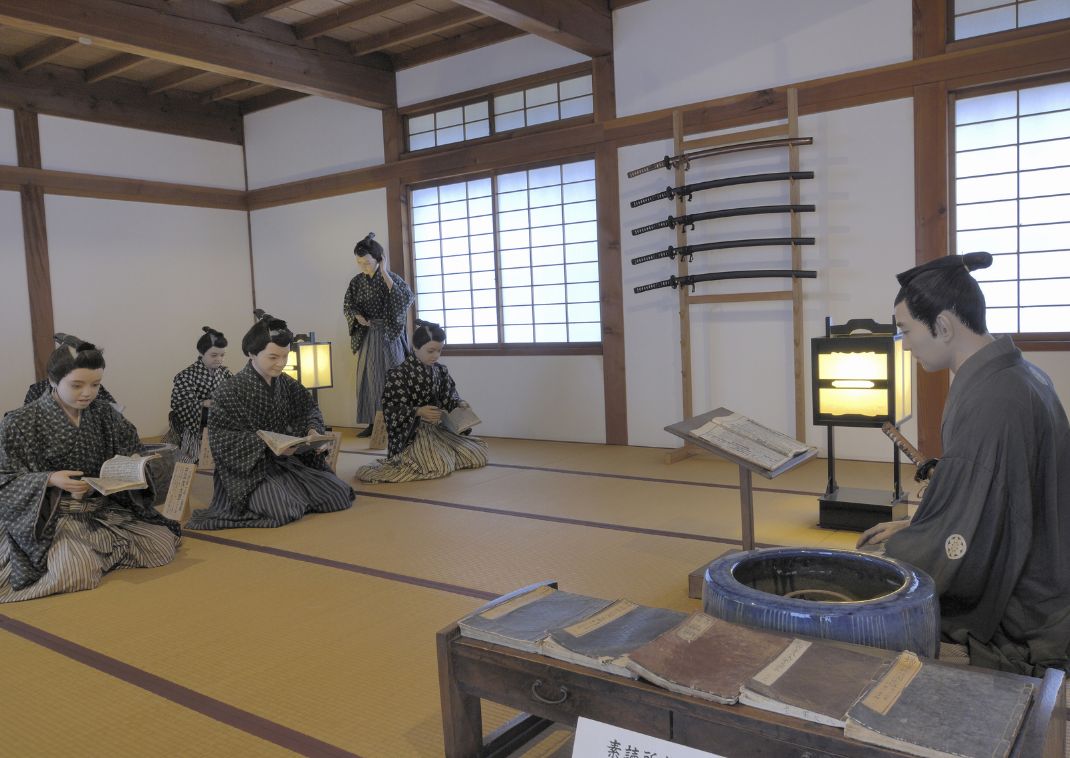 Instituciones de enseñanza superior de Aizu con figuras de samuráis