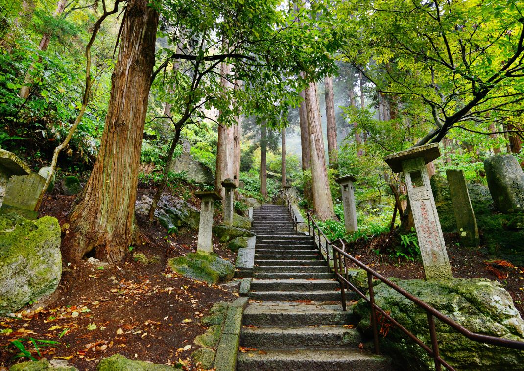 Sendero de caminata hacia el templo de montaña Yamadera en Yamagata, Japón.