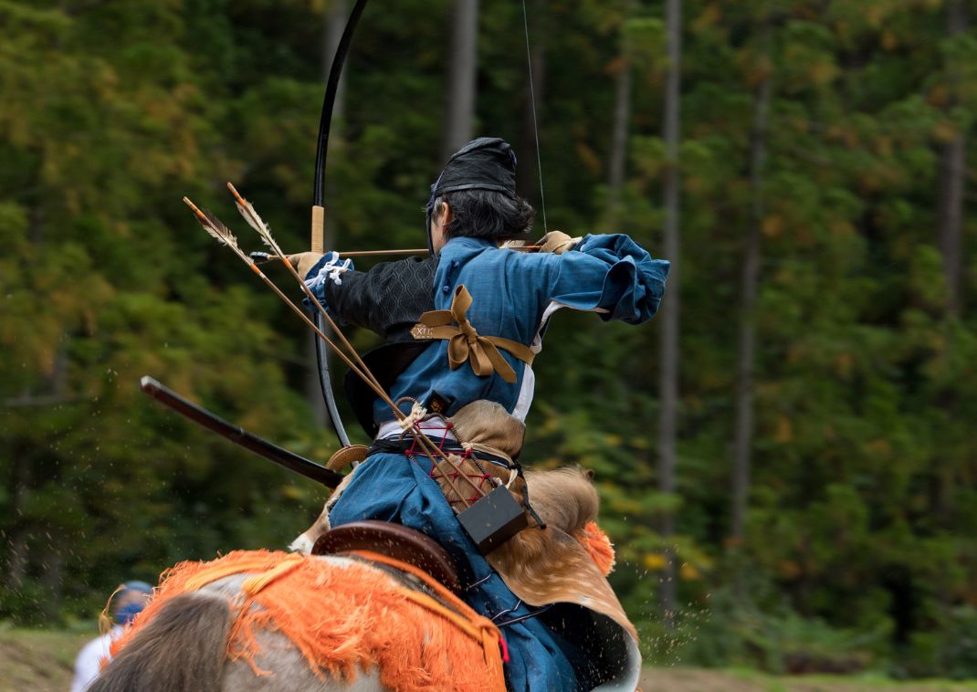 Tiro con arco tradicional japonés a caballo