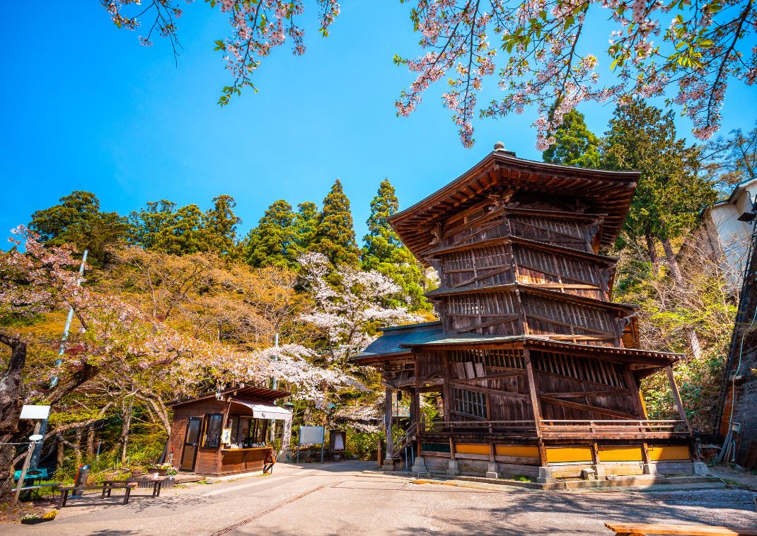 Templo Sazaedo en primavera en Aizuwakamatsu, Japón