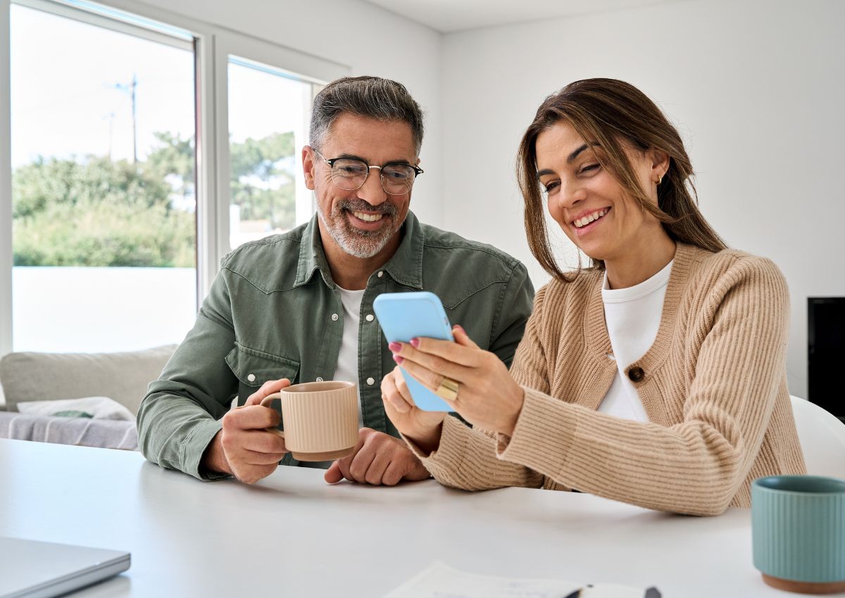 Pareja de mediana edad planeando un viaje a Japón