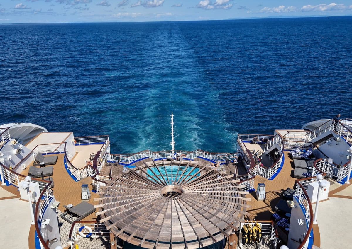 Vista del jacuzzi del crucero Diamond Princess desde la cubierta