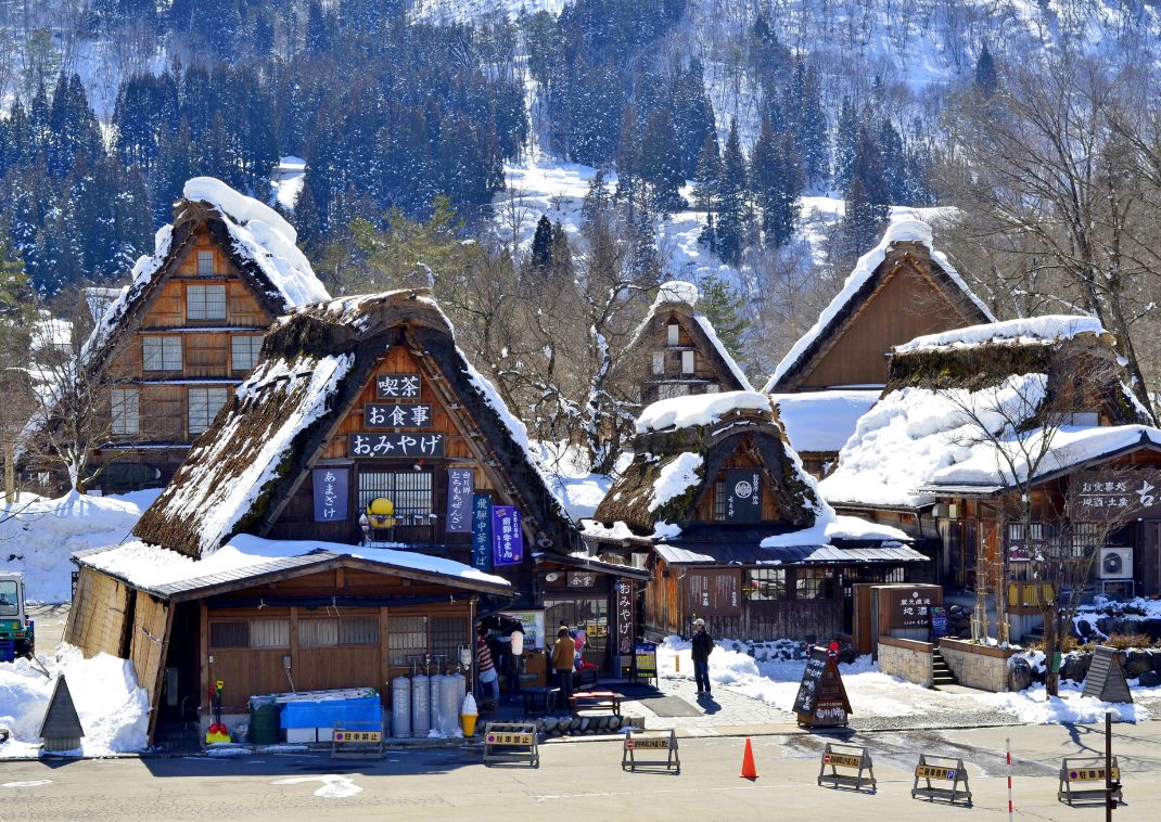Las casas gassho-zukuri de Shirakawa-go en invierno, Gokayama, Japón