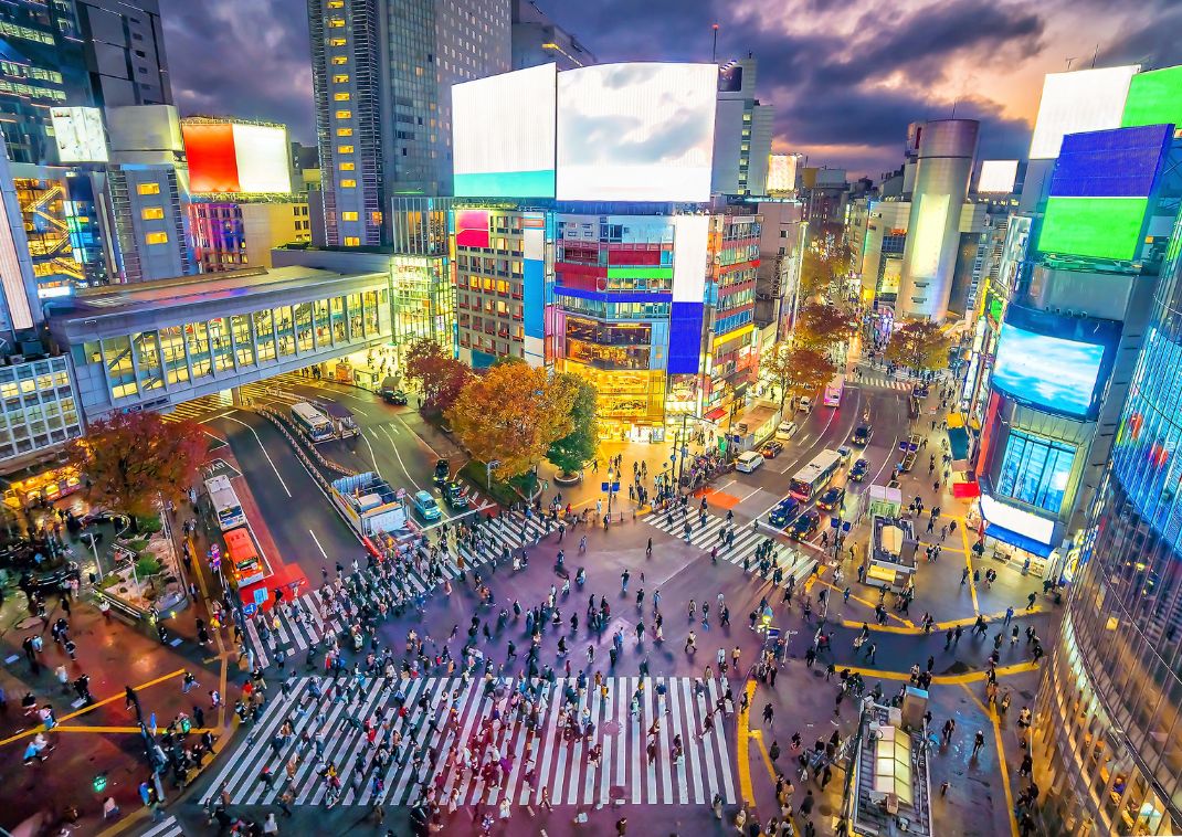 Cruce de Shibuya al atardecer en Tokio, Japón