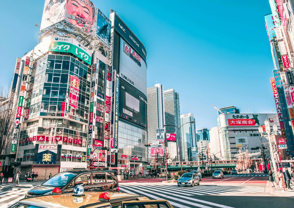 Cruce de Shibuya al atardecer en Tokio, Japón