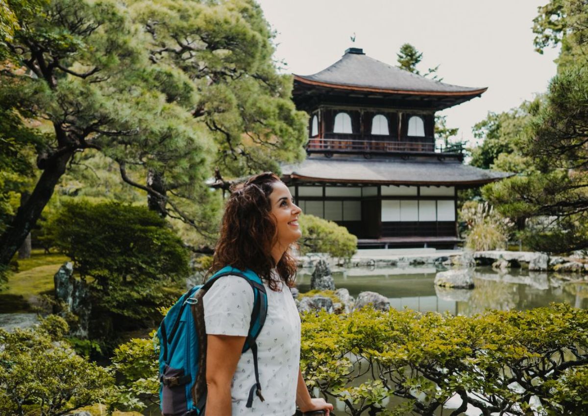 Turista visitando el templo Ginkakuji en Kioto