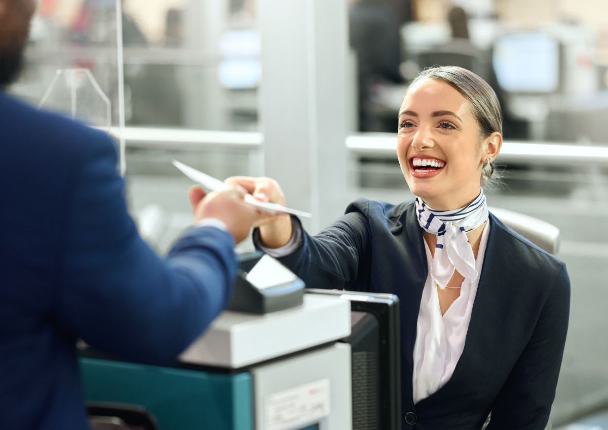 Asistente del aeropuerto comprobando un pasaporte