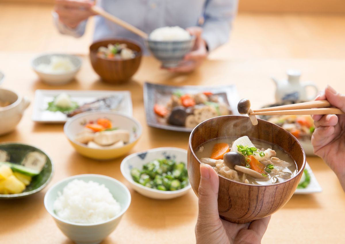 Sopa de miso tradicional japonesa servida en el desayuno