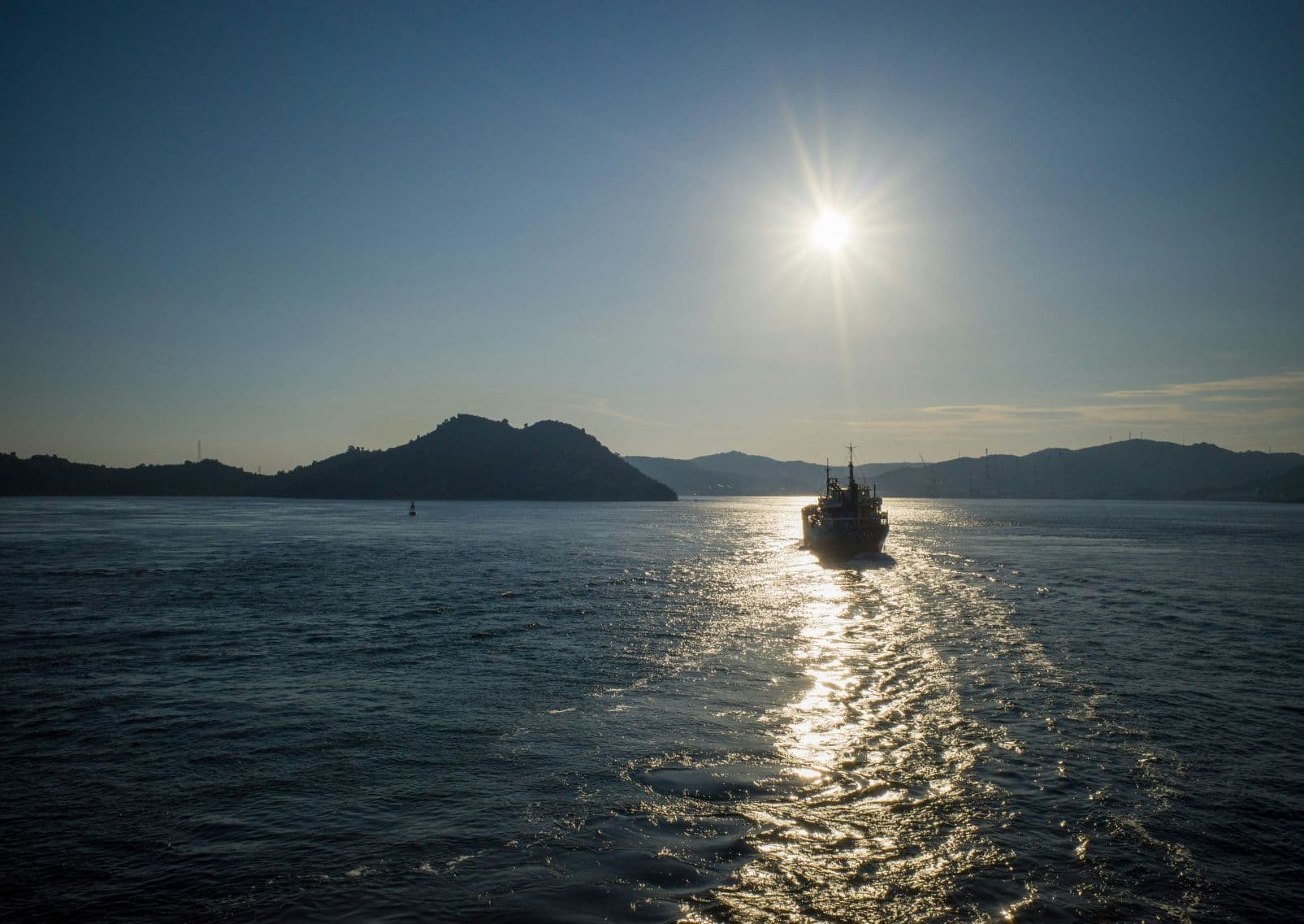 Vista desde arriba de un ferry llegando a la isla de Naoshima