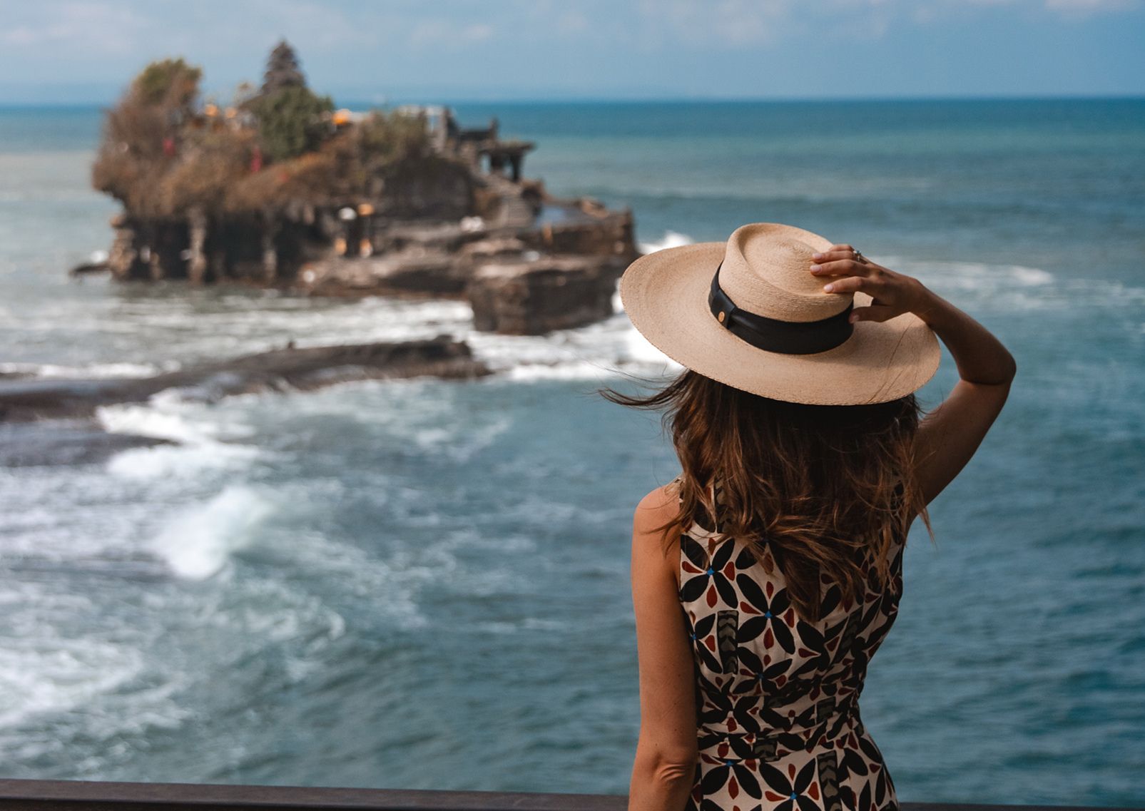  Sandra Majada admirando el templo de Tanah Lot, en Bali.