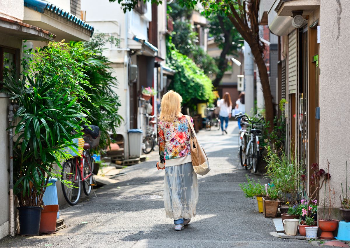 Mujer caminando en el distrito Nakazakicho, Osaka