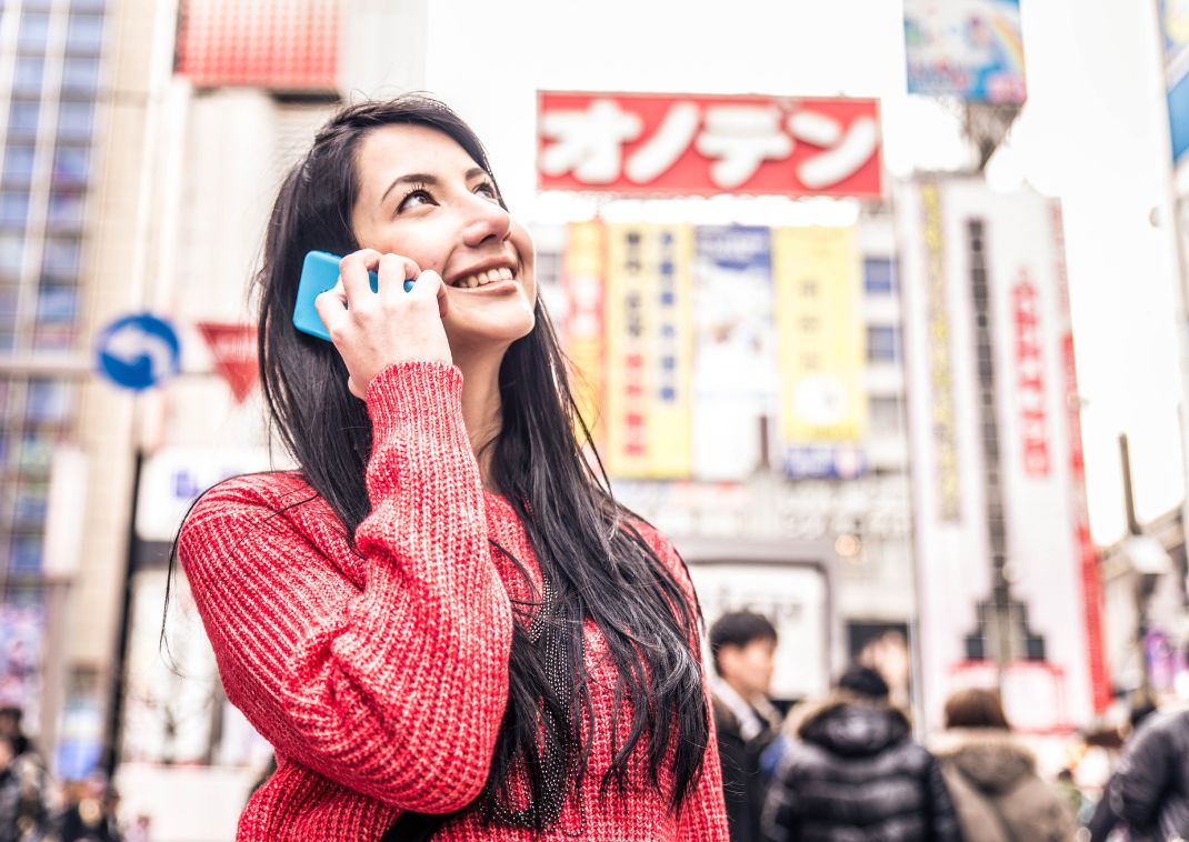 Mujer hablando por teléfono en Tokio, Japón.