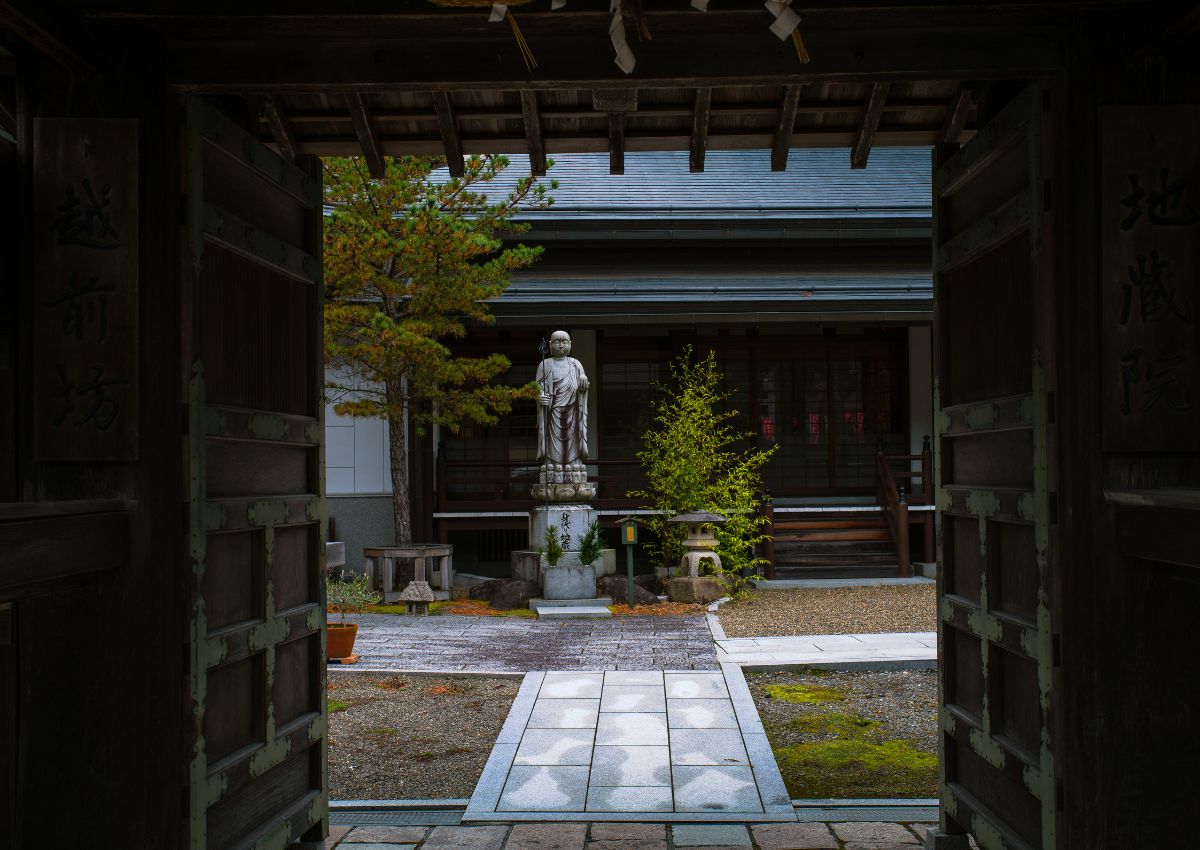 Un jardín ubicado dentro de un templo en Japón