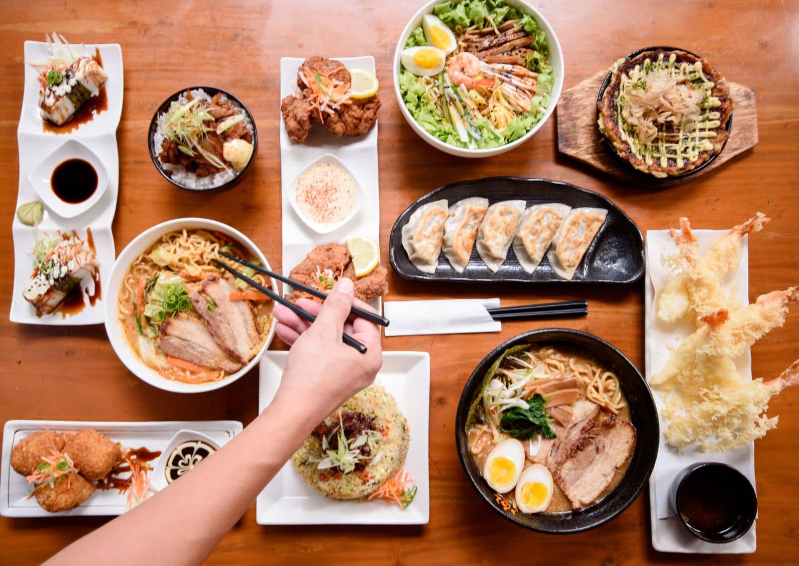 Variedad de platos de cocina japonesa desde tempura hasta okonomiyaki