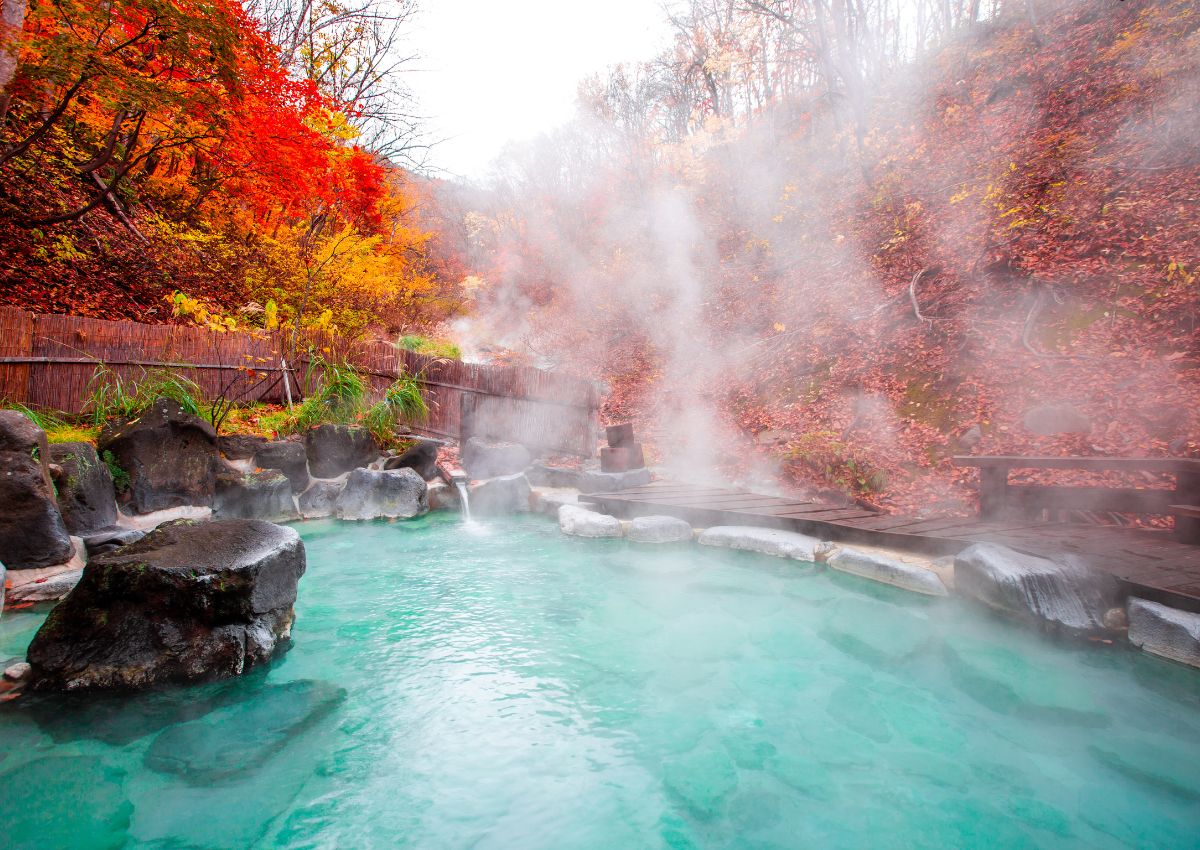 Onsen natural en otoño con árboles en tonos anaranjados en Yamagata, Japón