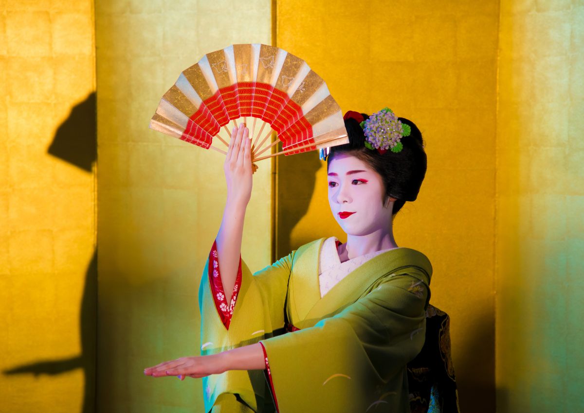 Geisha interpretando una danza tradicional con kimono en Japón