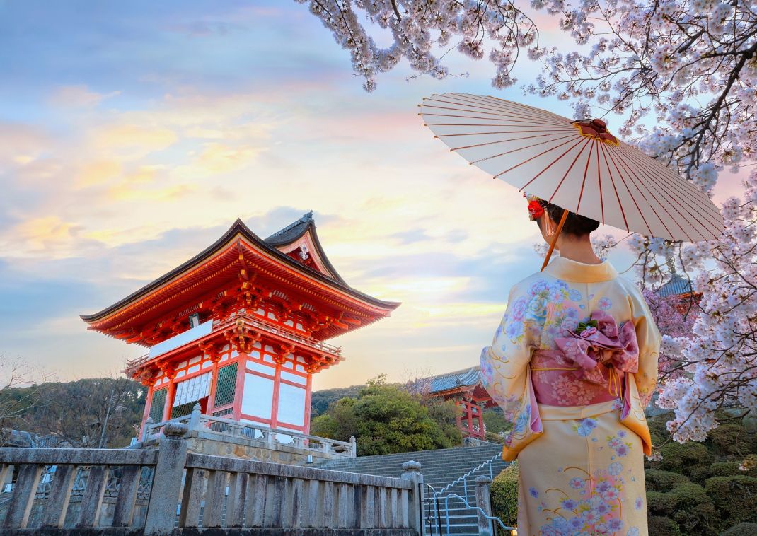  Vista panorámica de una joven japonesa vestida con un kimono tradicional en el templo Kiyomizu-dera