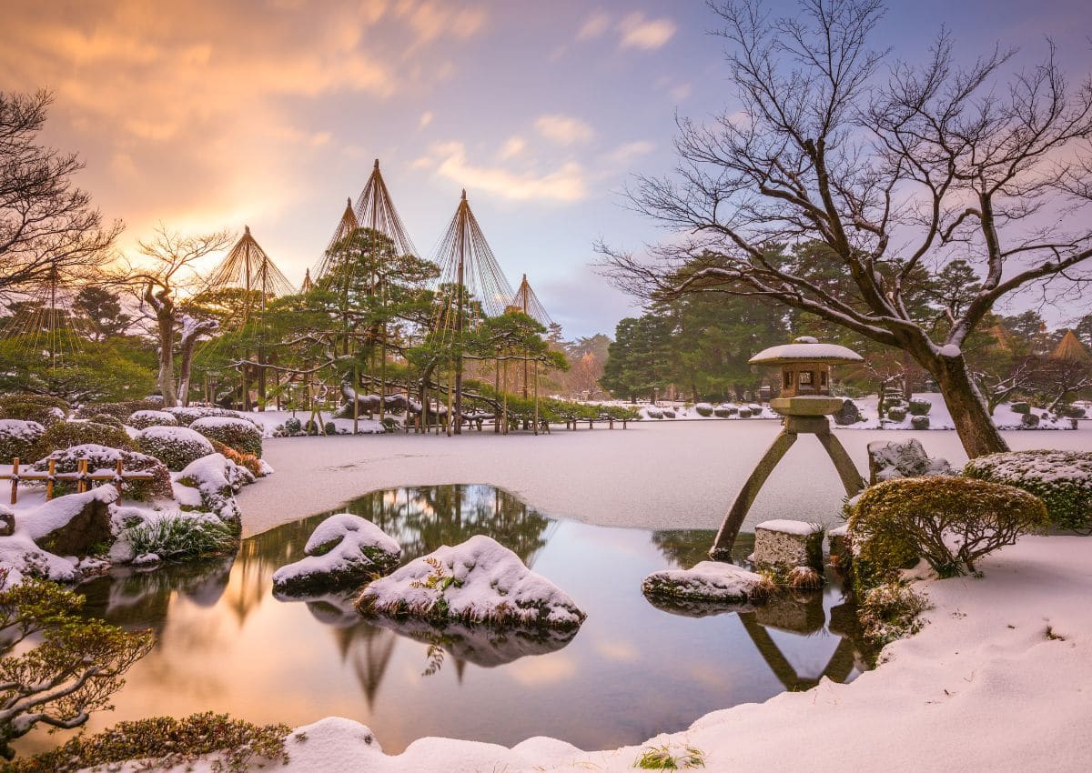 Jardín Kenroku-en de Kanazawa durante una nevada en invierno