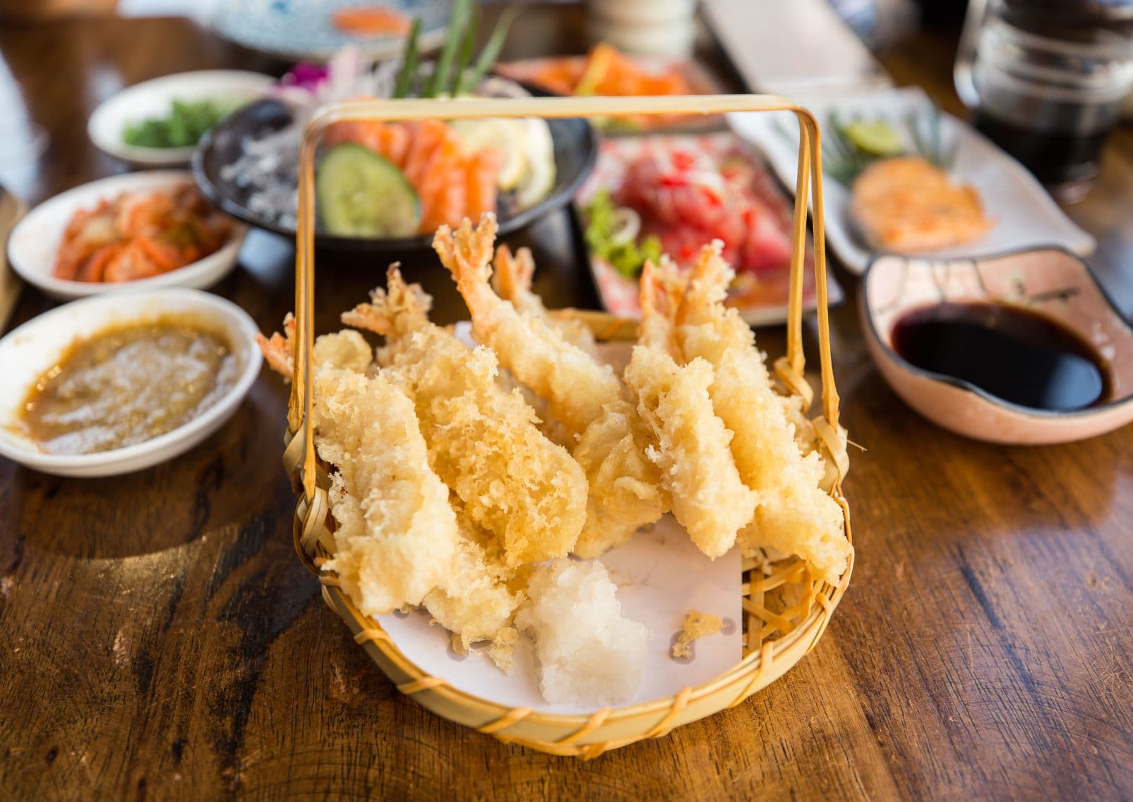 Gambas en tempura en una Izakaya o taberna japonesa