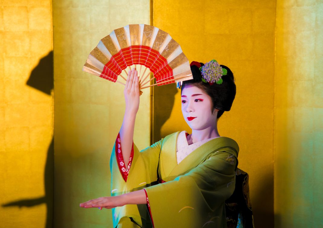Una geisha con el kimono bailando, Japón