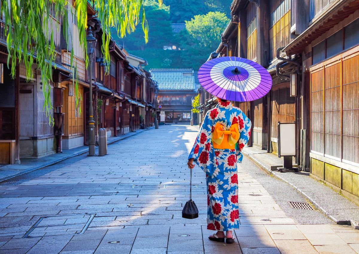 Mujer en kimono paseando por las calles de Kanazawa, Japón
