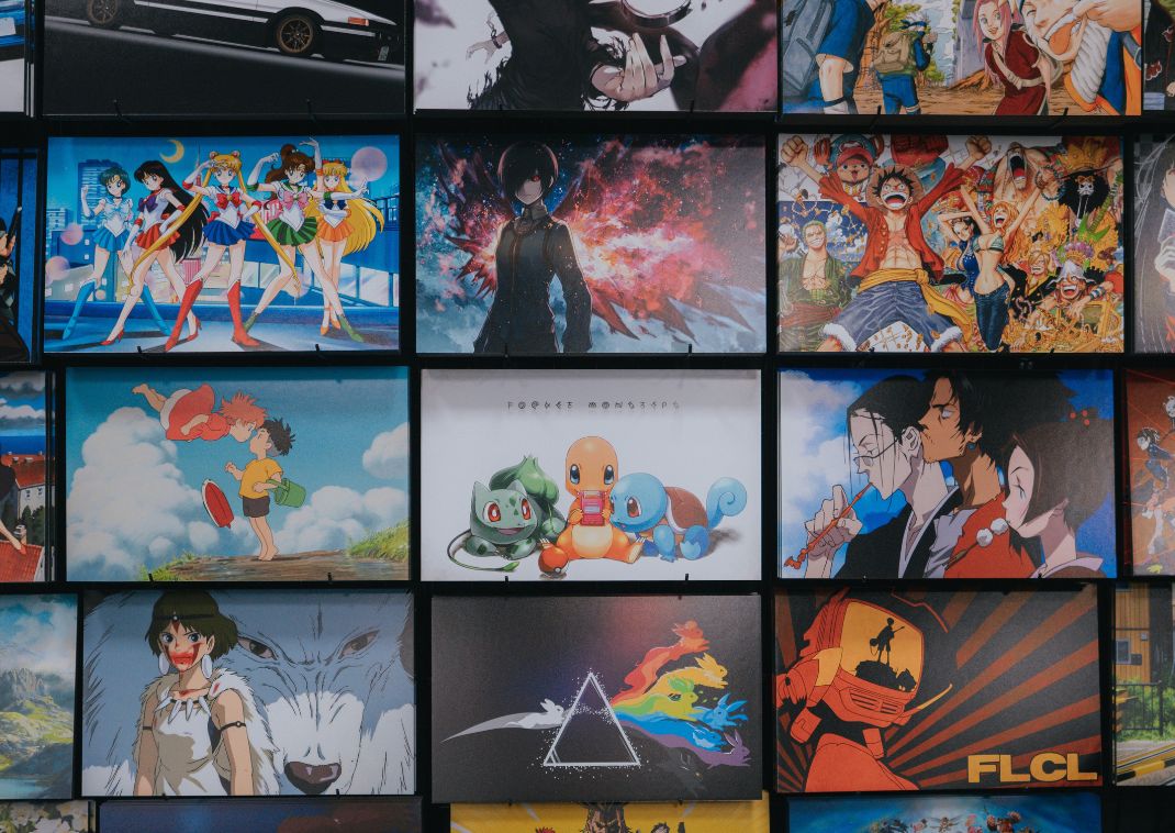 Collage de coloridos carteles de anime con personajes populares y escenas de varias series animadas japonesas, incluyendo chicas mágicas, aventureros y criaturas icónicas.