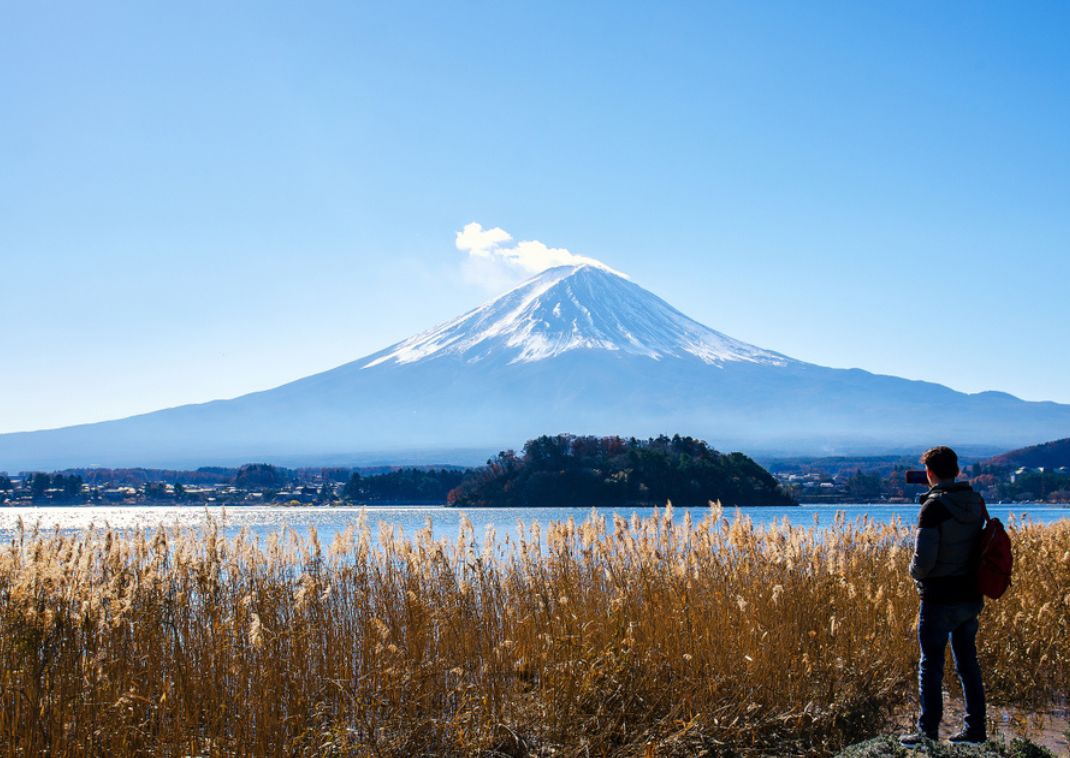Joven en medio de la hermosa naturaleza del Monte Fuji en Yamanashi en Japón.