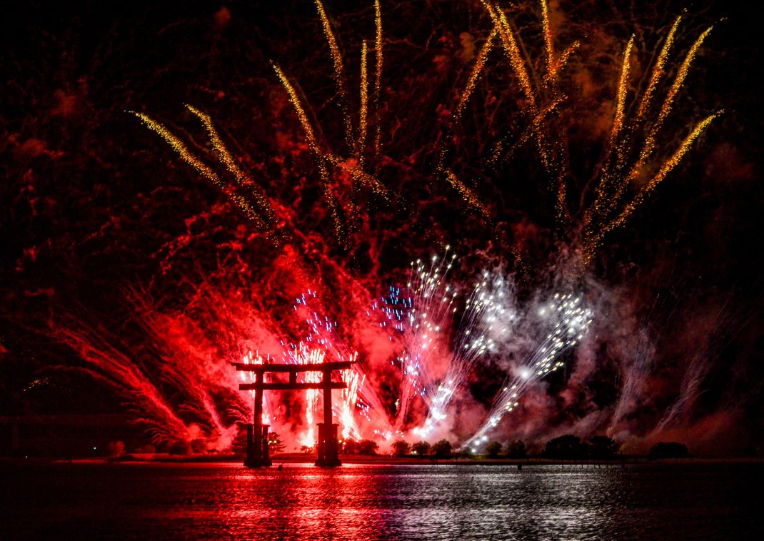 La puerta torii de Betenjima iluminada por los fuegos artificiales de verano