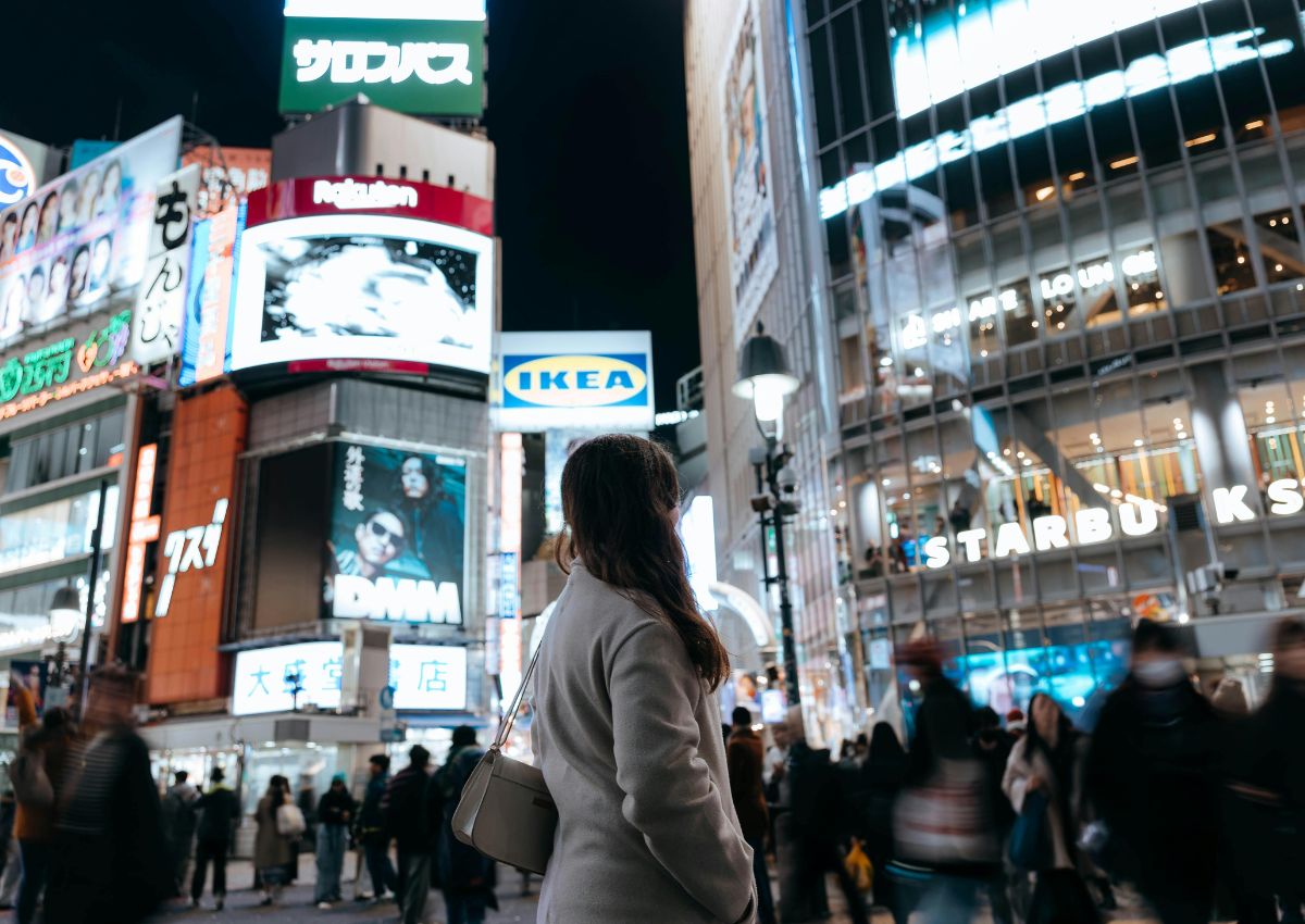 Chica en el cruce de Shibuya, Tokio