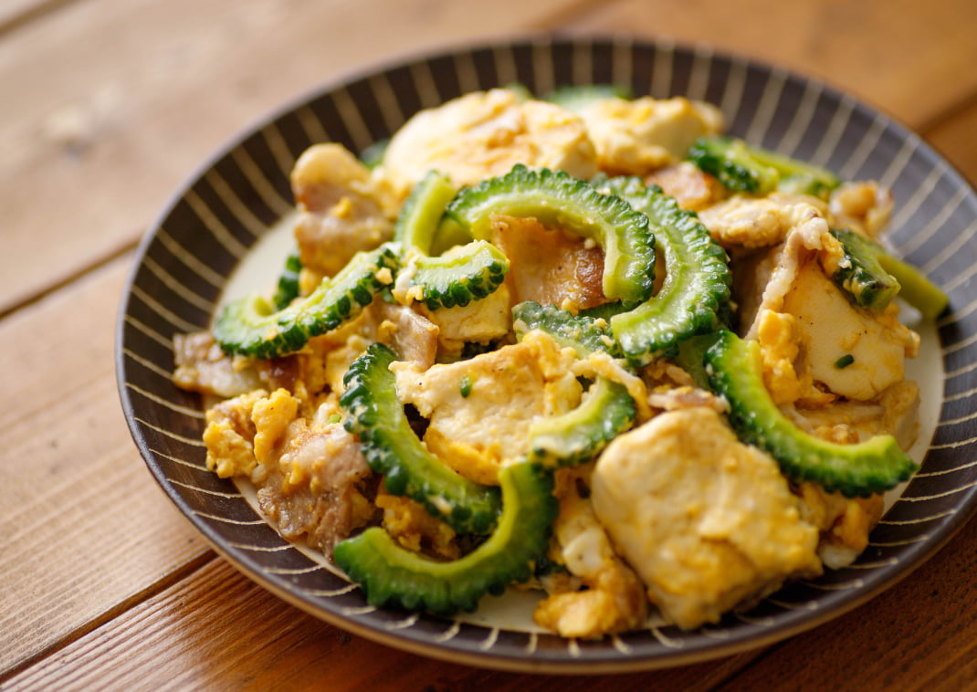 Goya Chanpuru, melón amargo salteado con cerdo, tofu y huevo