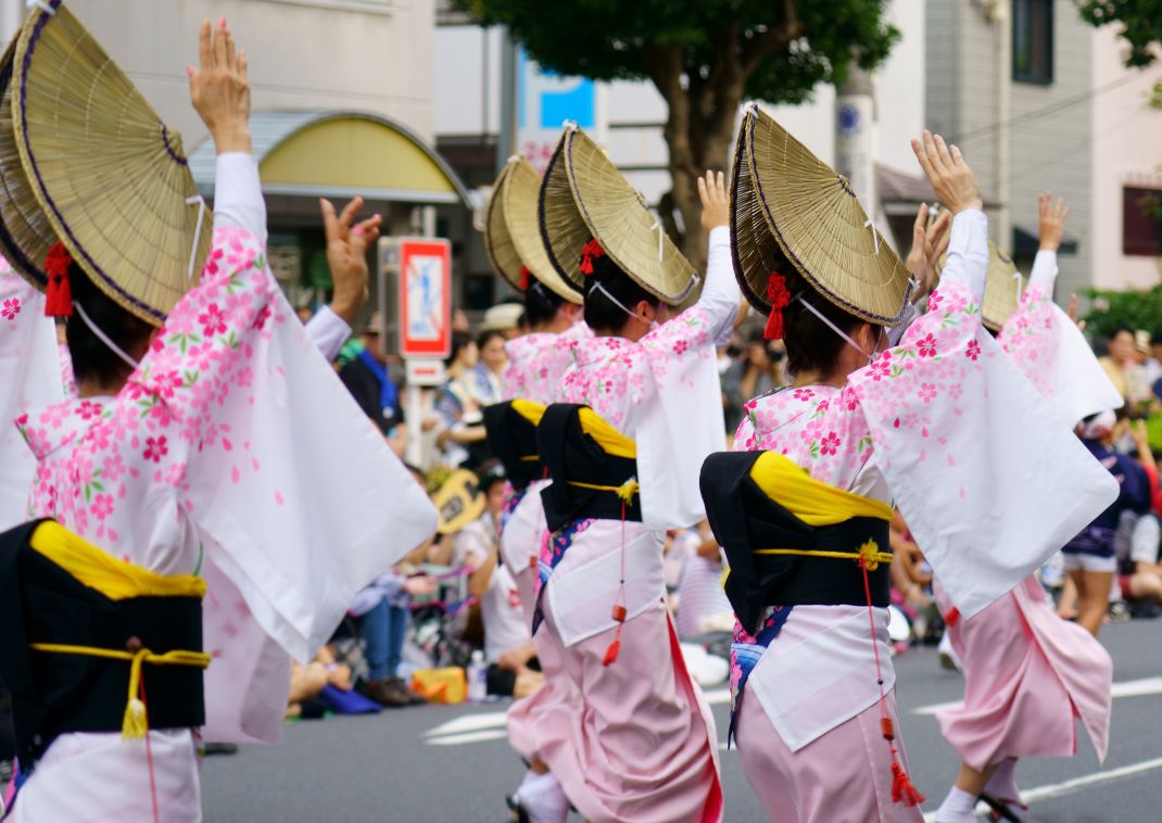 Bailarinas Awa Odori con trajes tradicionales, Japón  