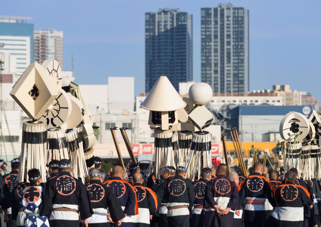 Brigada de bomberos japonesa al estilo del período Edo, usando banderas Matoi