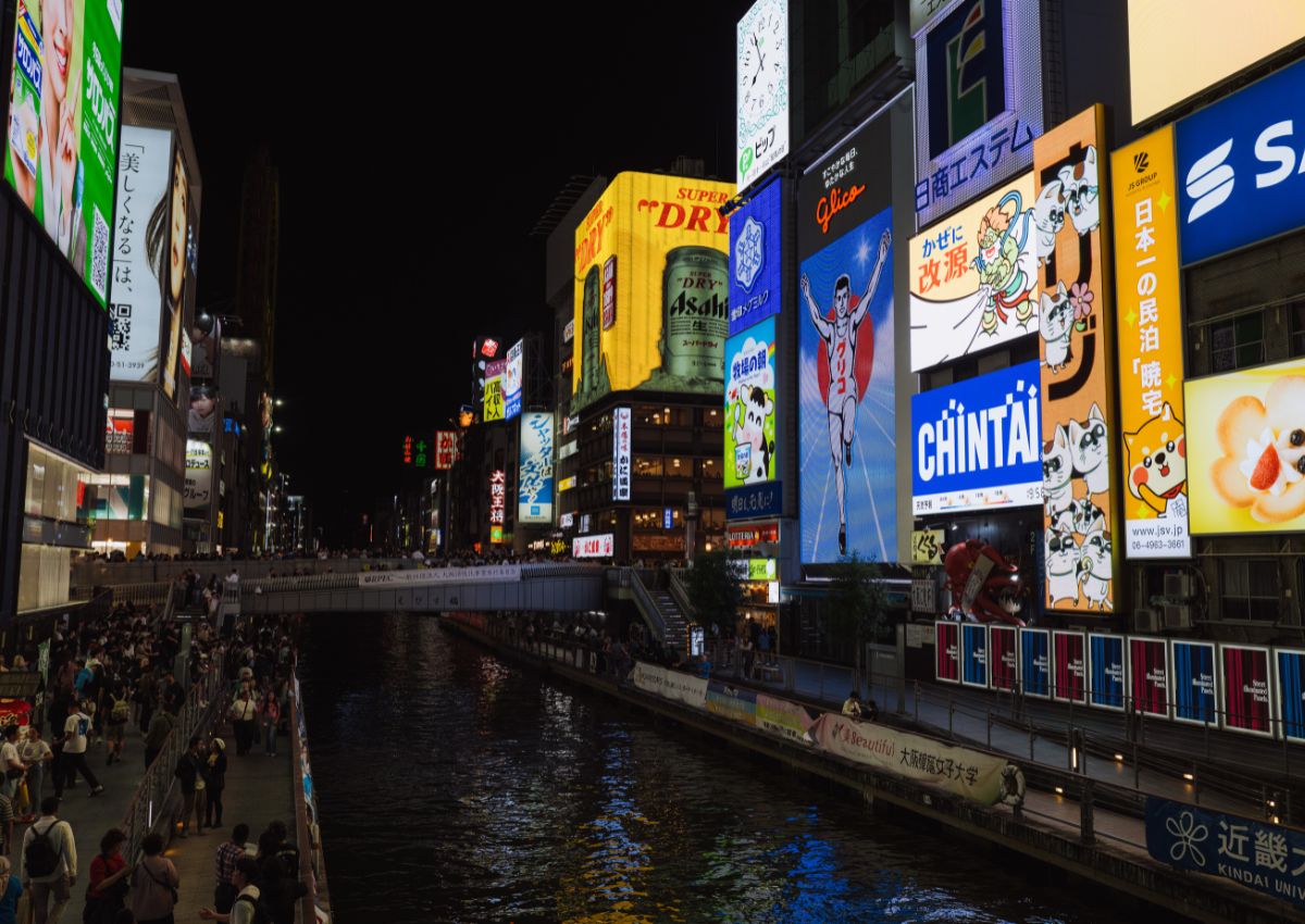 Calles de Osaka en Dotonbori con el famoso Glico Man