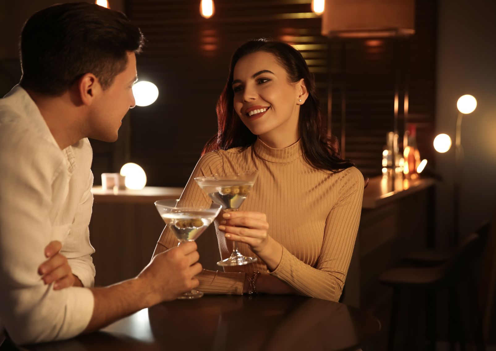 Hombre y mujer bebiendo cócteles en un bar de Japón