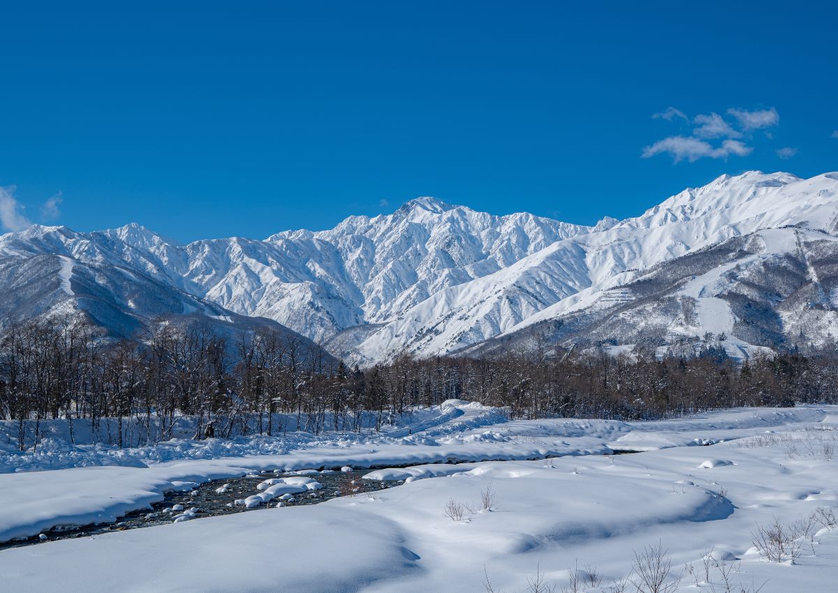 Cielos despejados con montañas nevadas en Hakuba, Japón