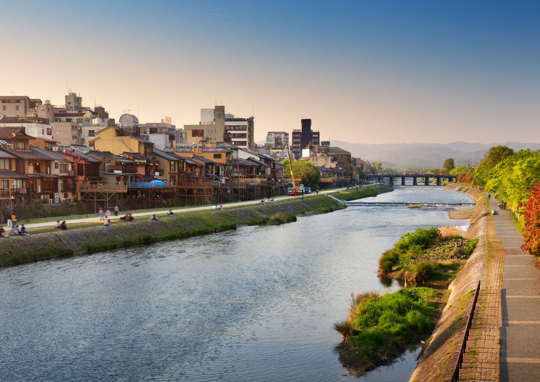 Vista del río Kamo a la luz del atardecer