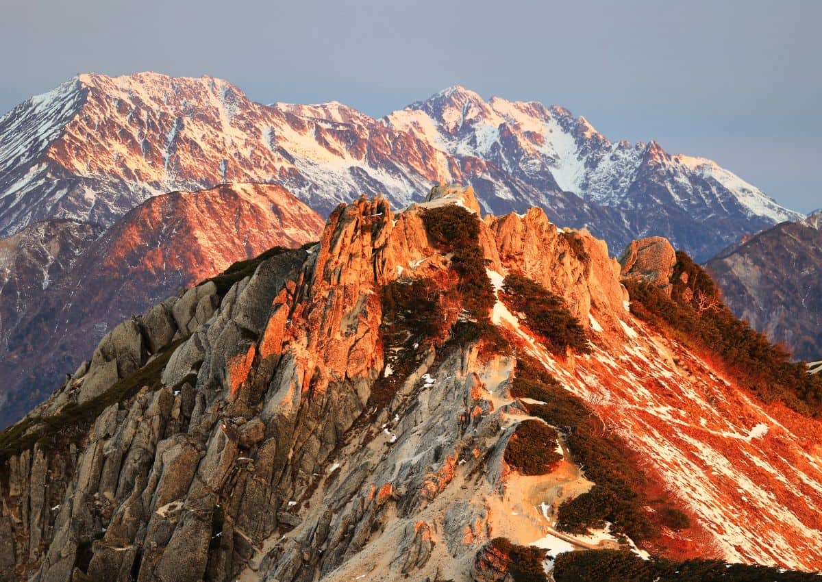 Kitatsubakuro, Tsurugi y Tateyama en los Alpes del Norte al amanecer en Japón
