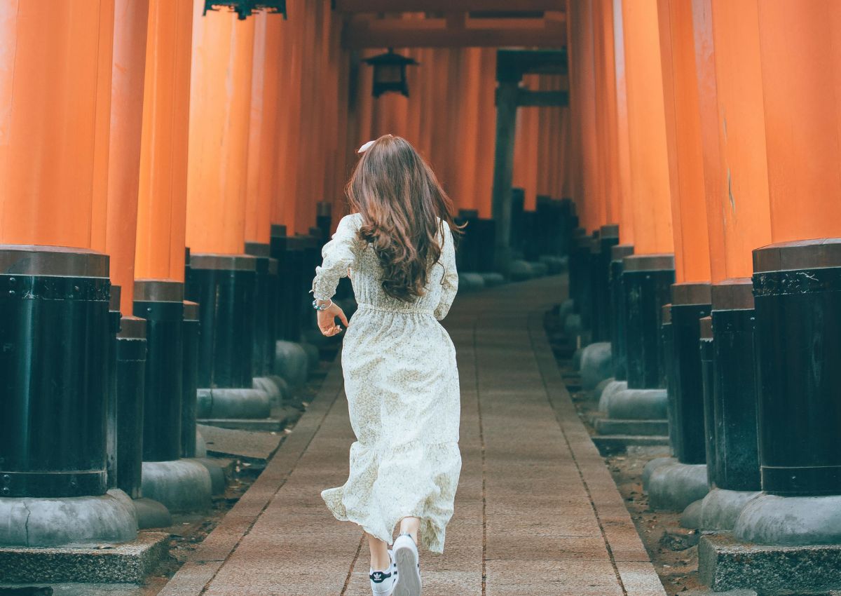 Chica corriendo en el santuario Fushimi Inari, Kioto