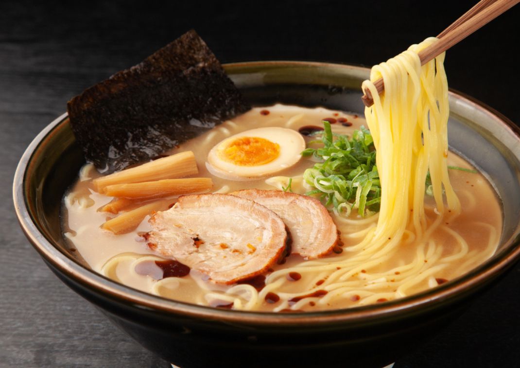Ramen de caldo de cerdo japonés con una variedad de ingredientes