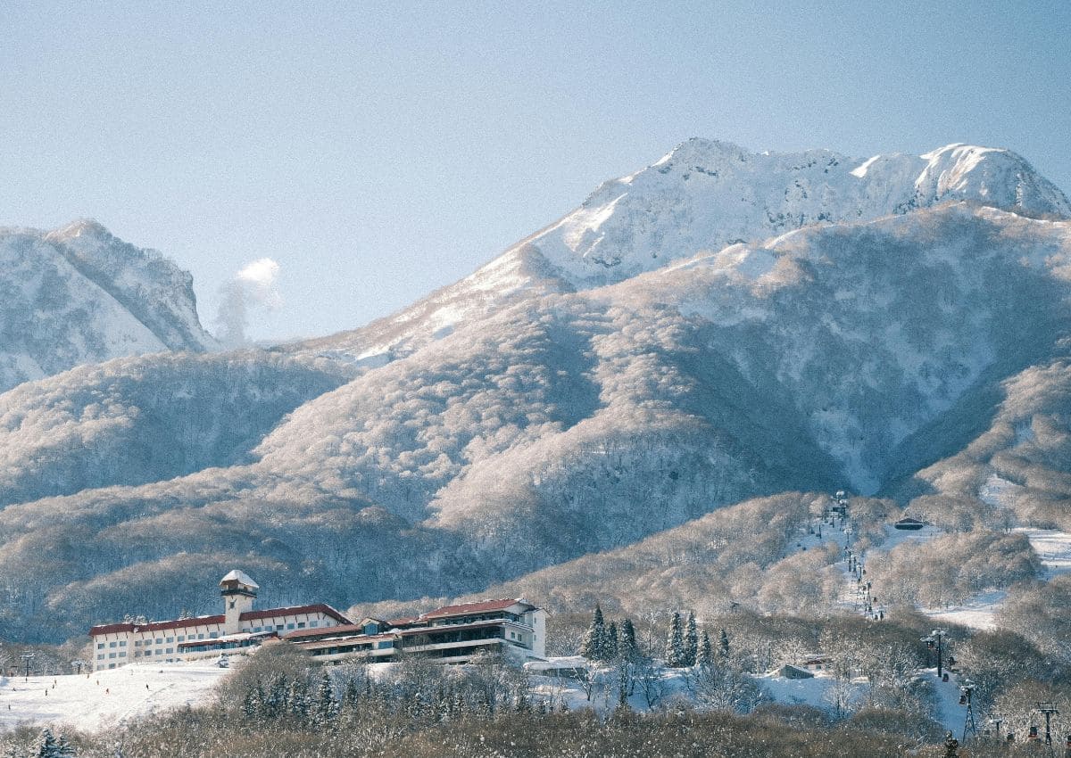 Hotel en una montaña japonesa cubierta de nieve