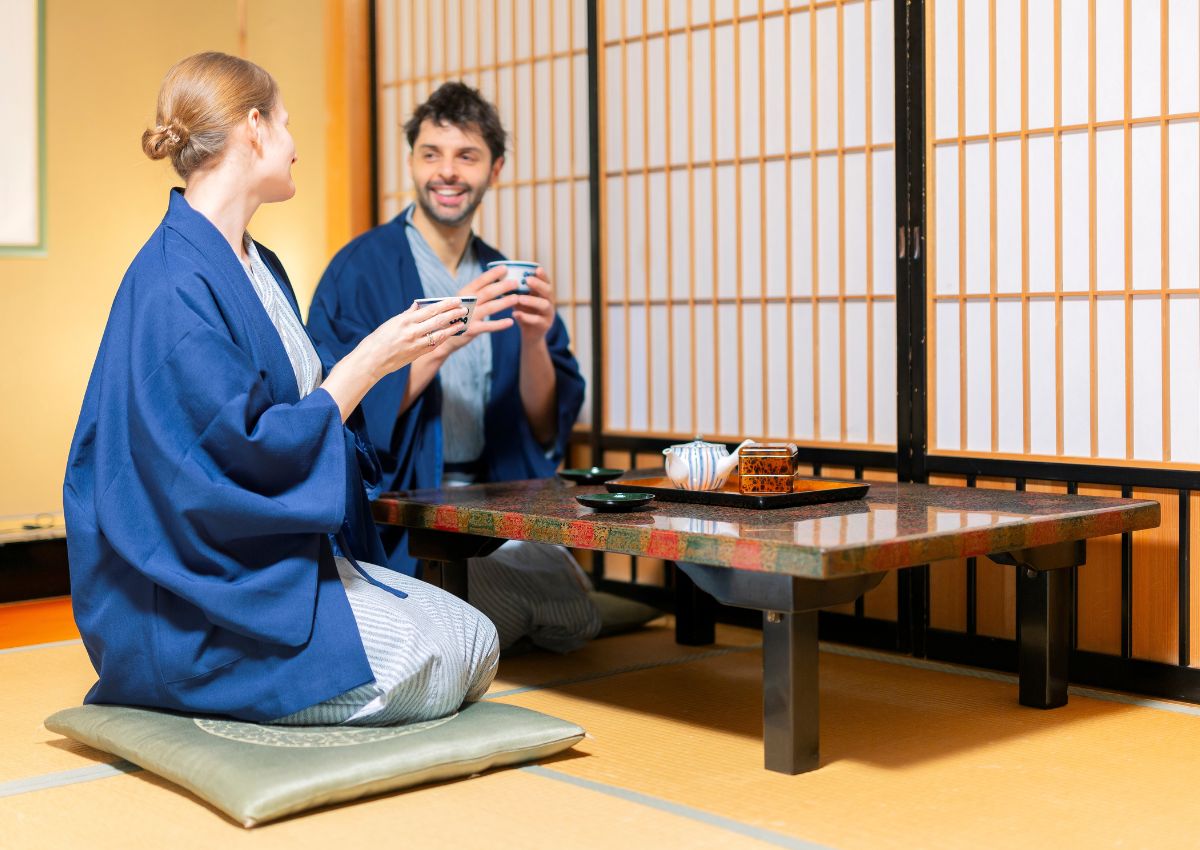 Pareja disfrutando del ryokan en Japón