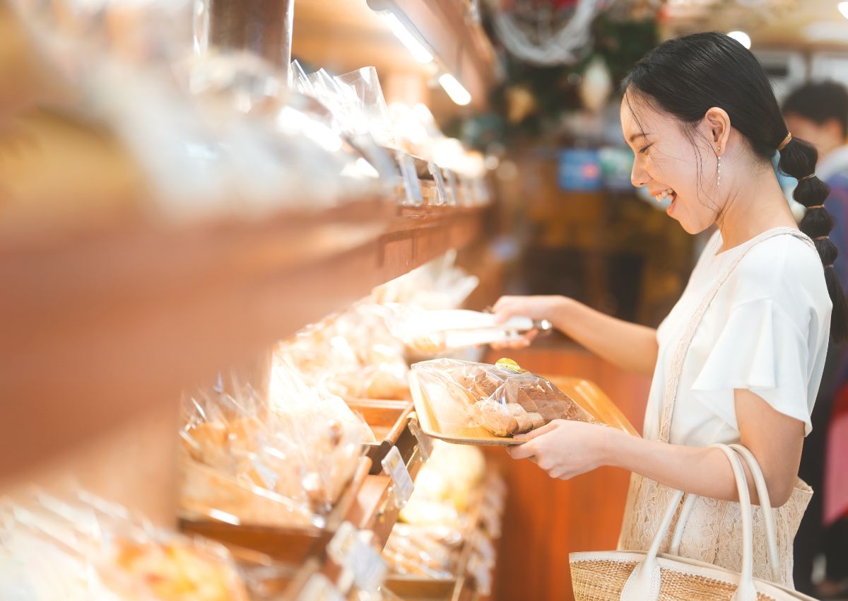 Cliente satisfecho en una panadería japonesa