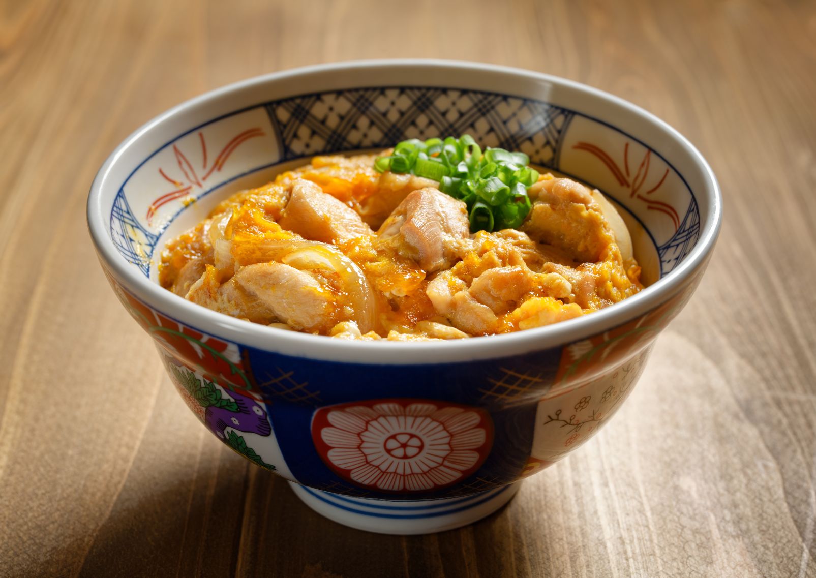 Bol de arroz japonés llamado Oyakodon, compuesto principalmente de arroz, huevo y pollo