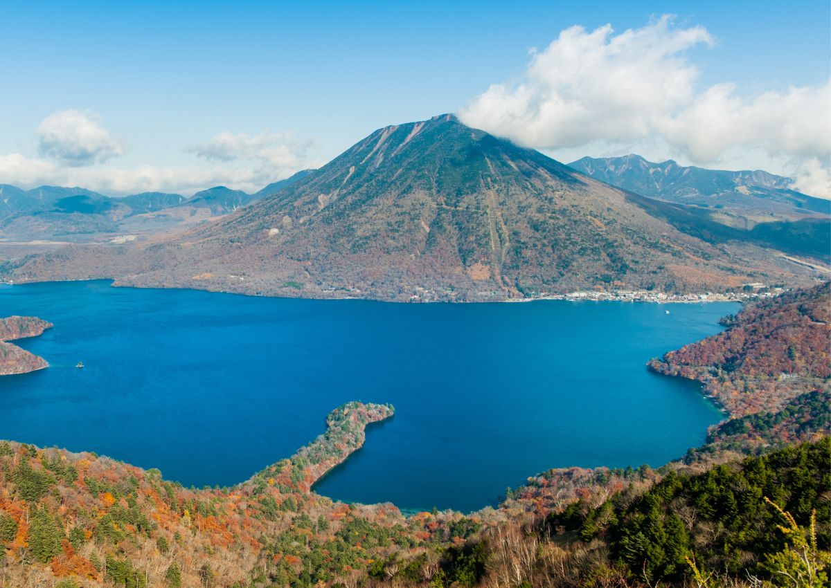 Senderismo en el monte Nantai con vistas al lago Chuzenji en otoño, Nikko Japón