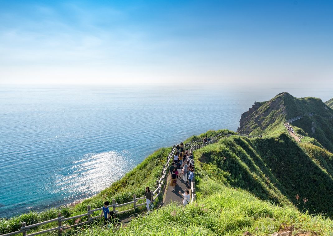 Senderismo en el cabo Kamui Shakotan, Hokkaido, Japón. 