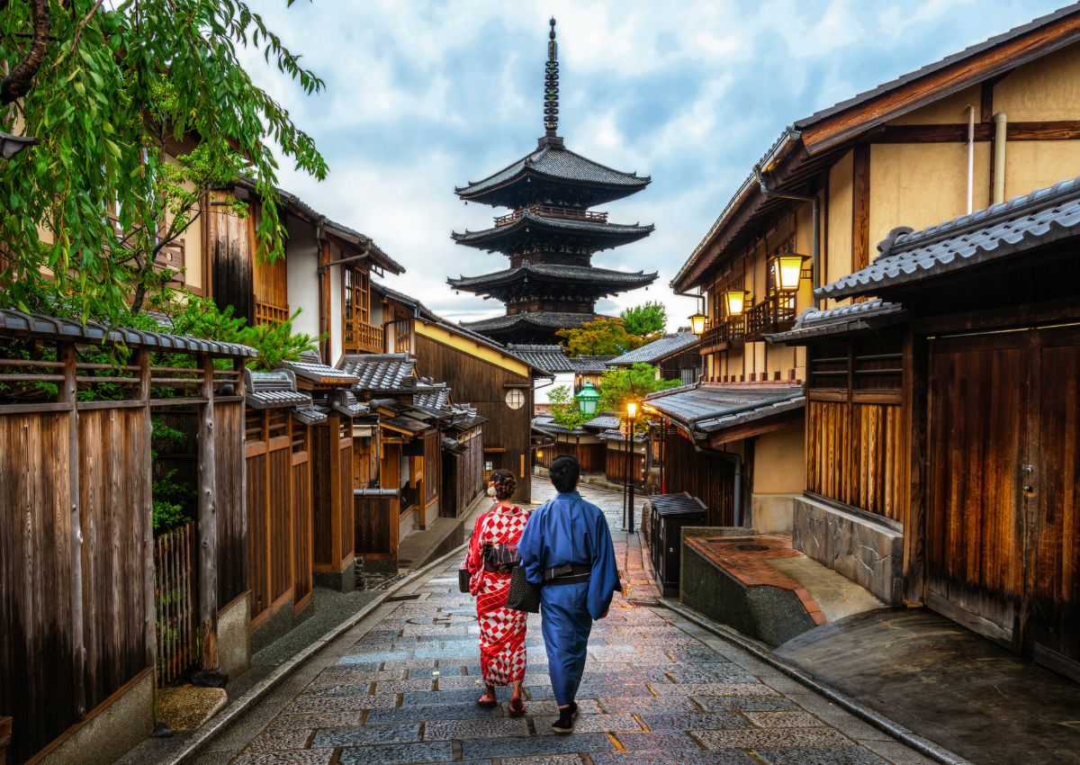 Pareja paseando en kimono